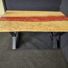 Table artisanal en chêne et résine époxy.
