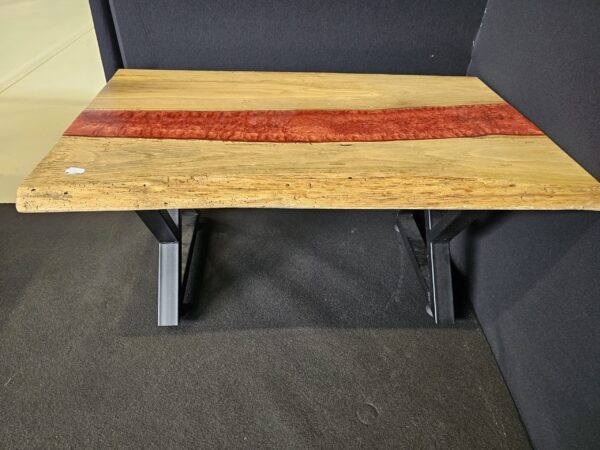 Table artisanal en chêne et résine époxy.