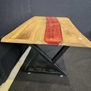 Table artisanal en chêne et résine époxy.