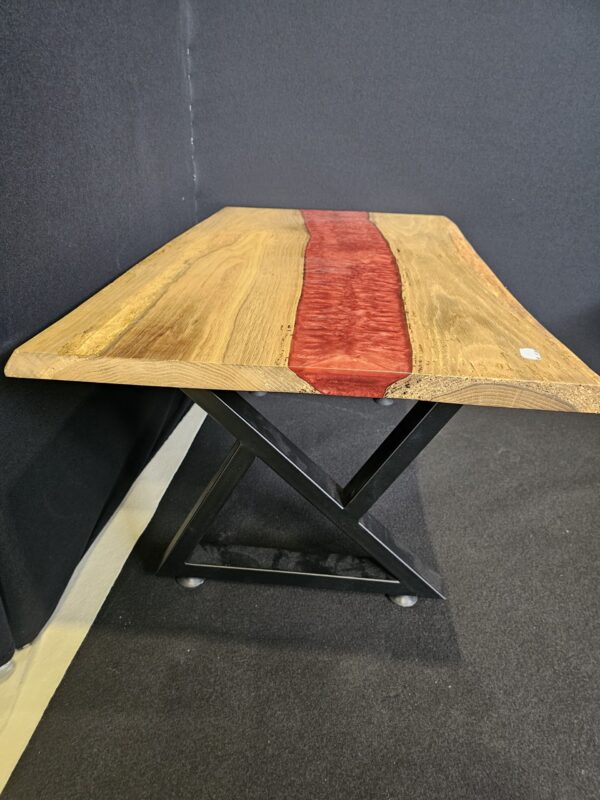 Table artisanal en chêne et résine époxy.