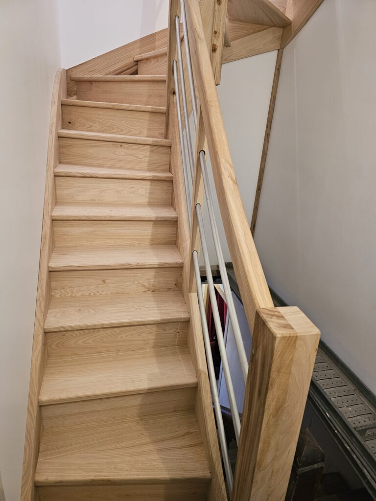 inbound4077242550130159803 Escalier d'angle en bois massif